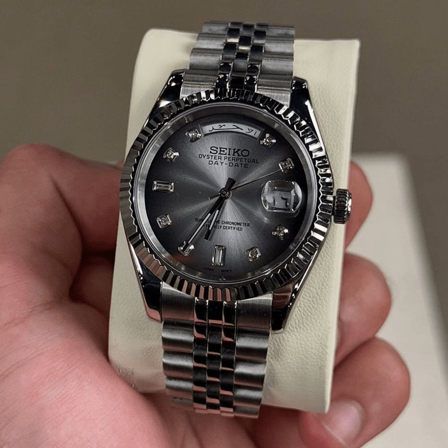Day Mod – White Gold · Grey Dial – 40mm – Automatic — with Seiko logo