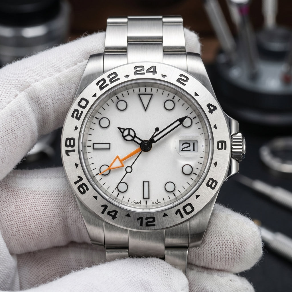 GMT Mod – Steel · Black-White Bezel · White Dial – 40mm – Automatic GMT - close-up detail
