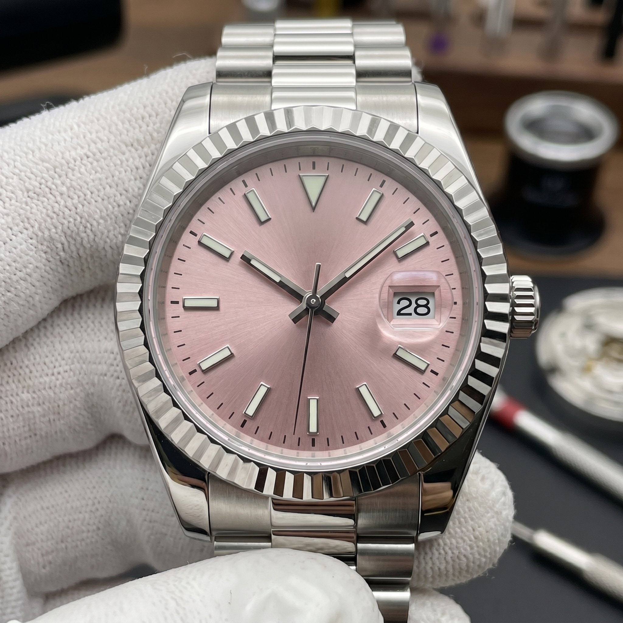 Lady Mod – Steel · Pink Dial · President – 28mm – Automatic - close-up detail