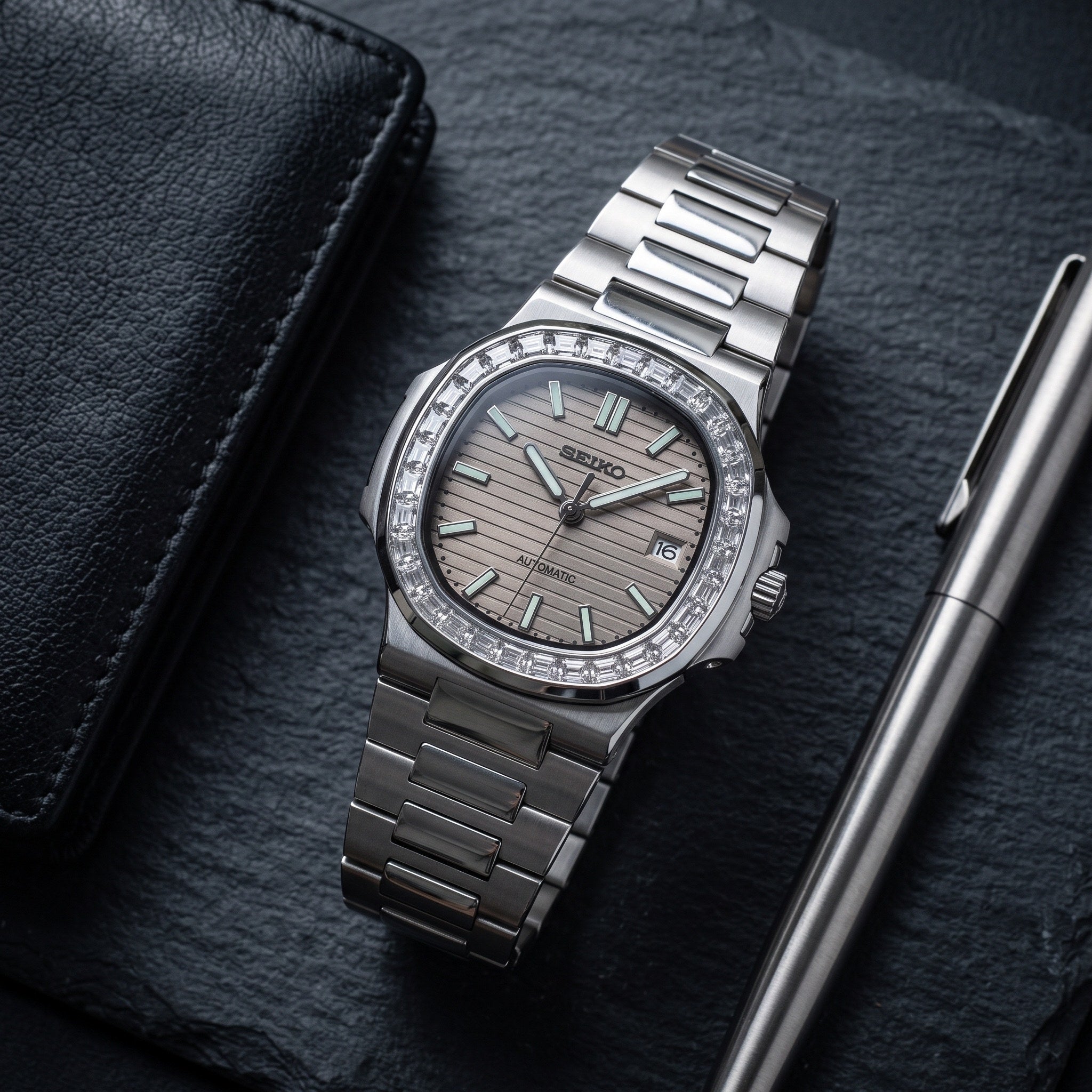 Naut Mod – Steel · Diamond Bezel · Grey Dial – 41mm – Automatic – lifestyle flat lay