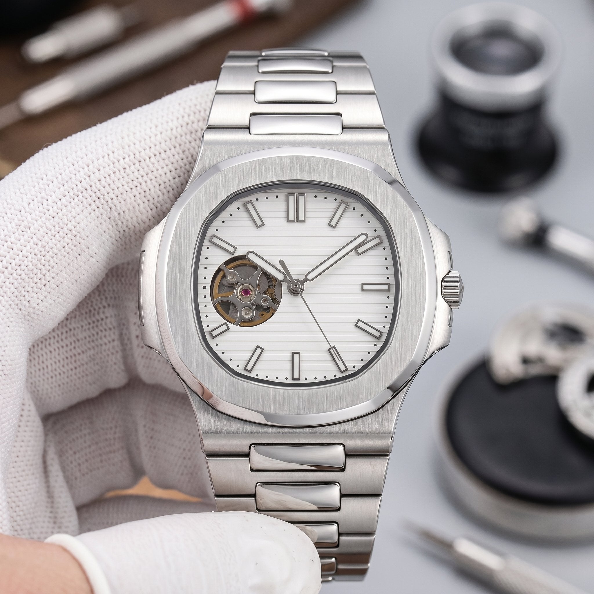 Naut Mod – Steel · White Open-Heart Dial – 41mm – Automatic - close-up detail