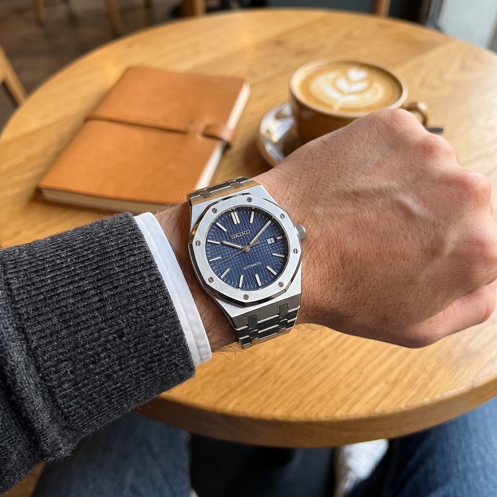 Oak Mod – Steel · Blue Tapisserie Dial – 41mm – Automatic – on-wrist view