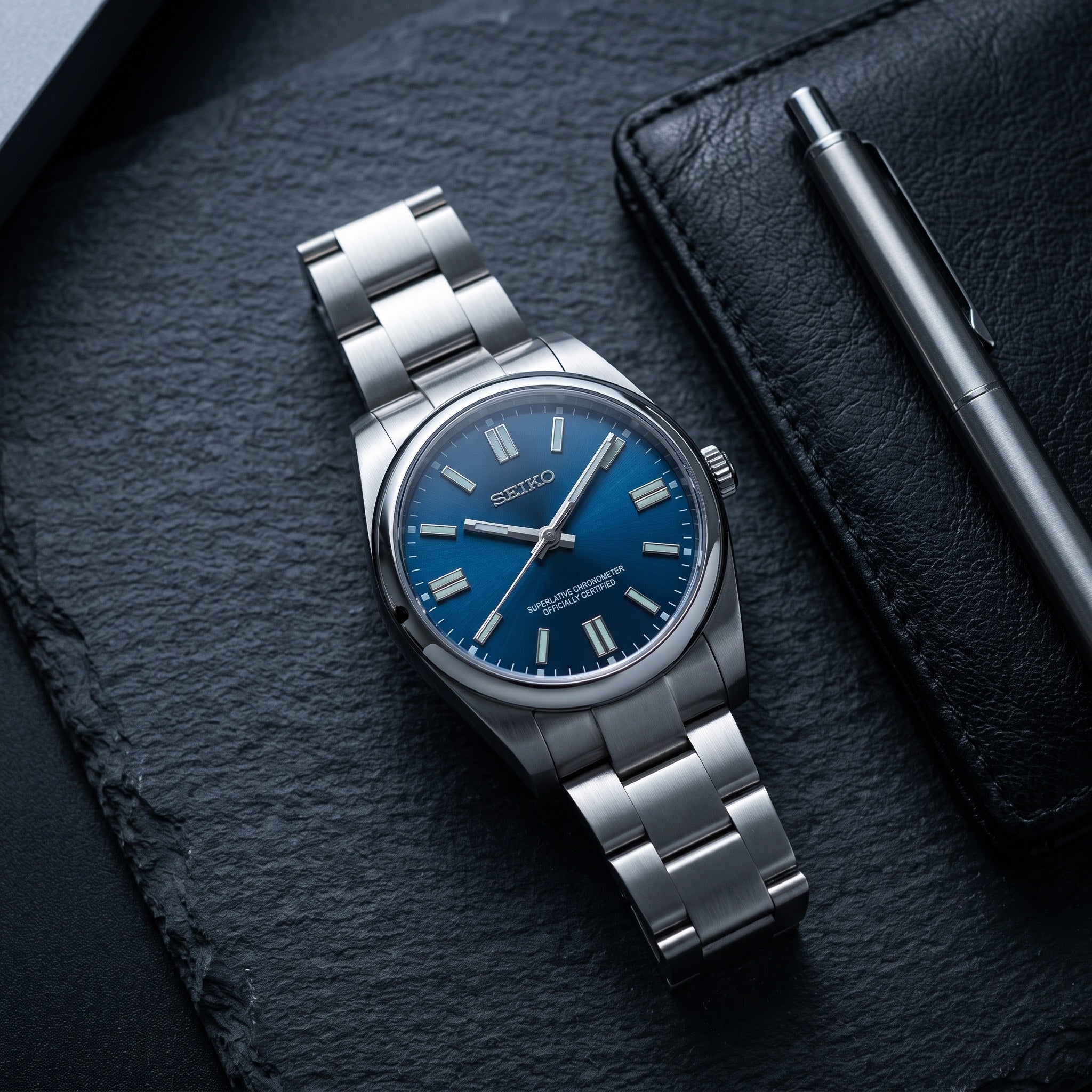 Oyst Mod – Blue Dial – 39mm – Automatic – lifestyle flat lay