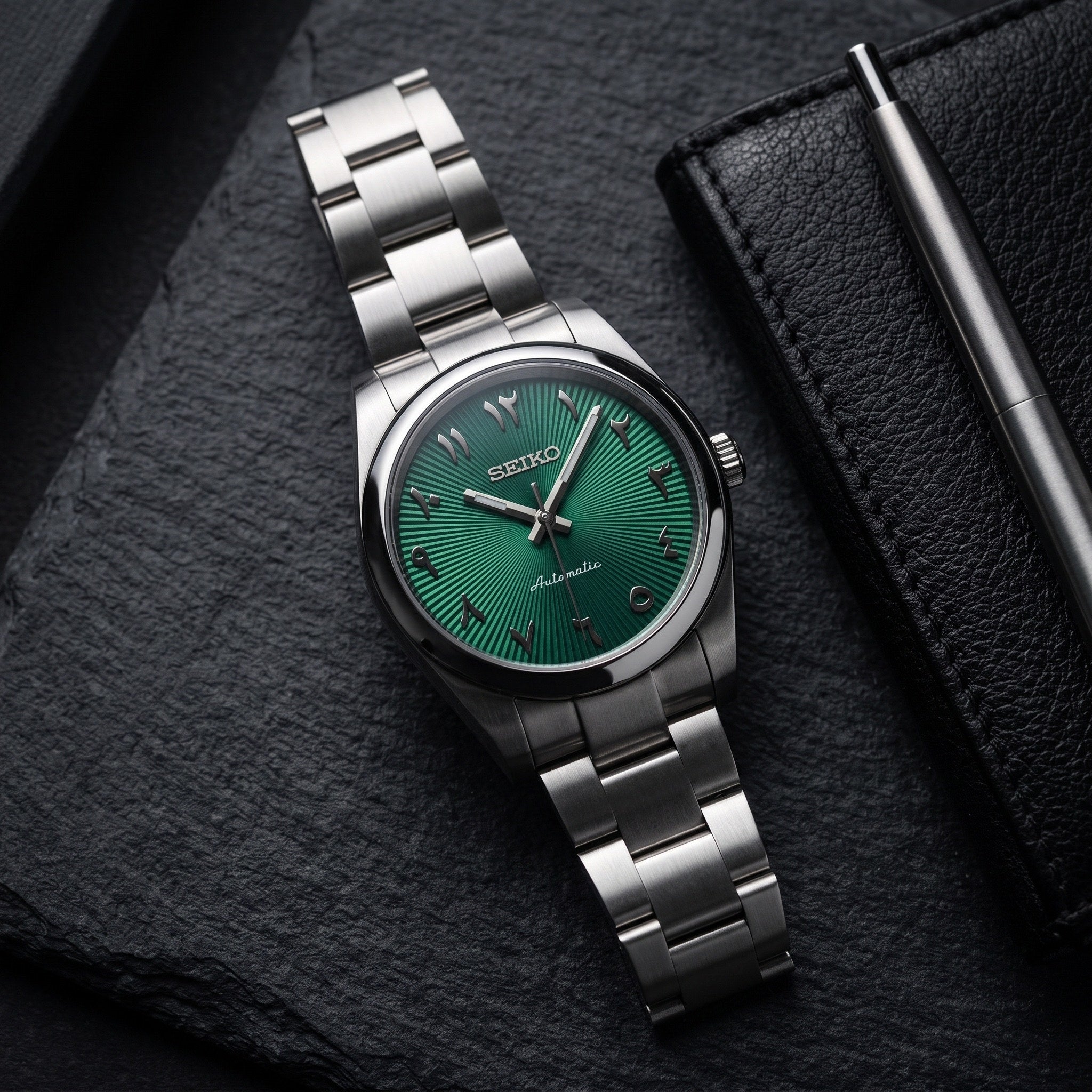 Oyst Mod – Green Dial – 39mm – Automatic – lifestyle flat lay