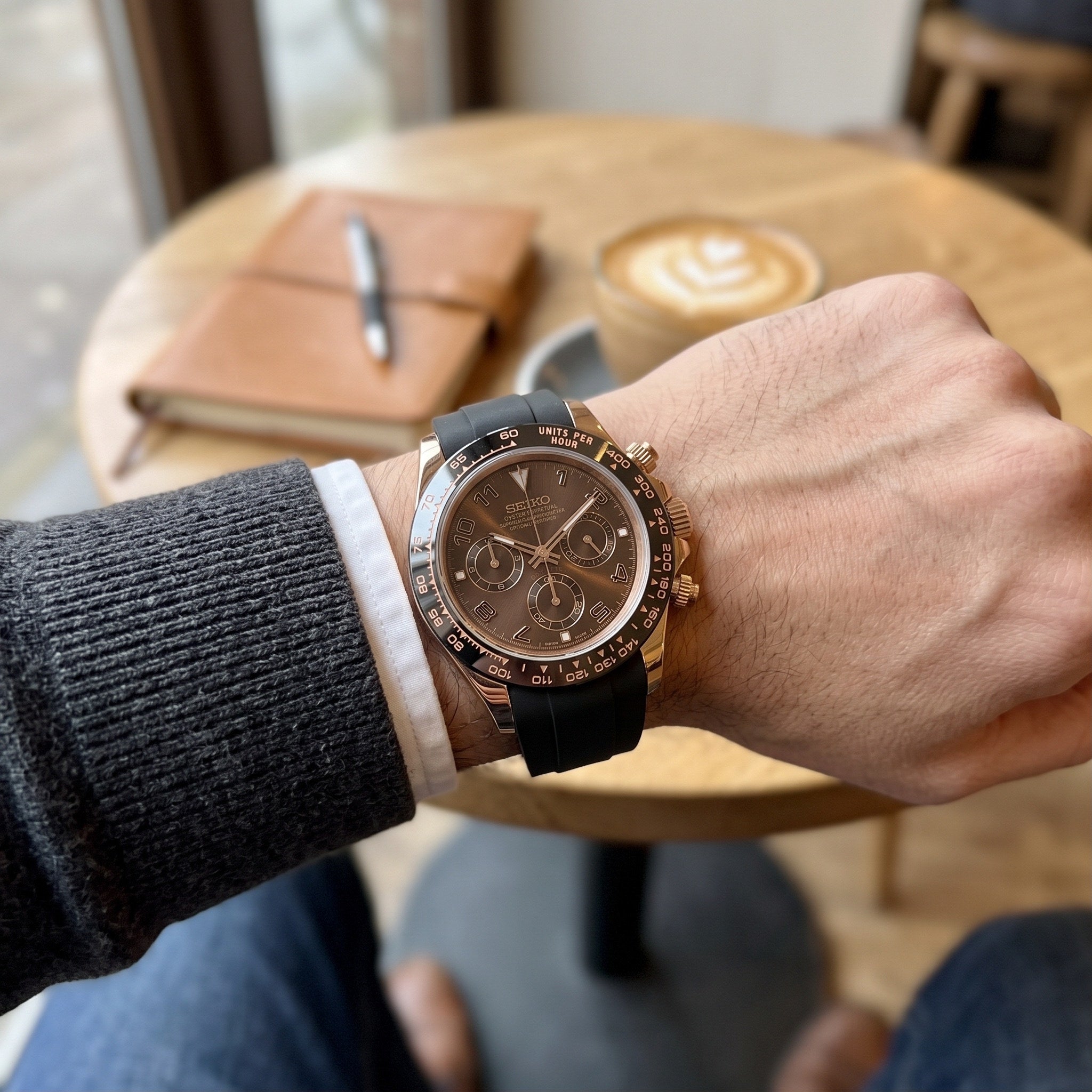 Tona Mod – Rose Gold · Brown Dial · Rubber – 40mm – Chronograph – on-wrist view