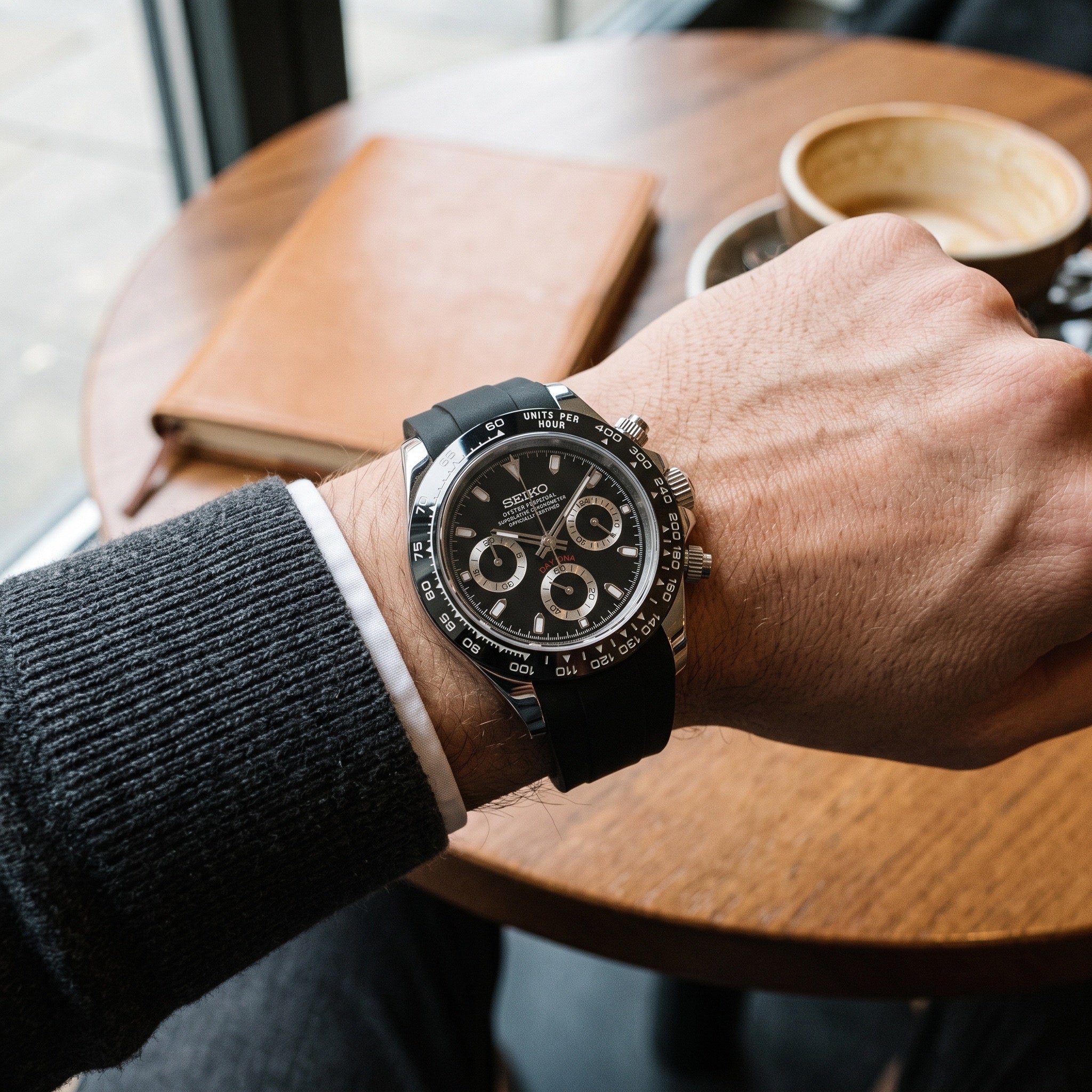Tona Mod – Steel · Black Dial · Rubber – 40mm – Chronograph – on-wrist view