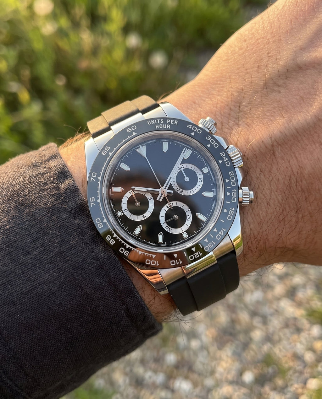 Tona Mod – Steel · Black Dial · Rubber – 40mm – Chronograph - on-wrist lifestyle