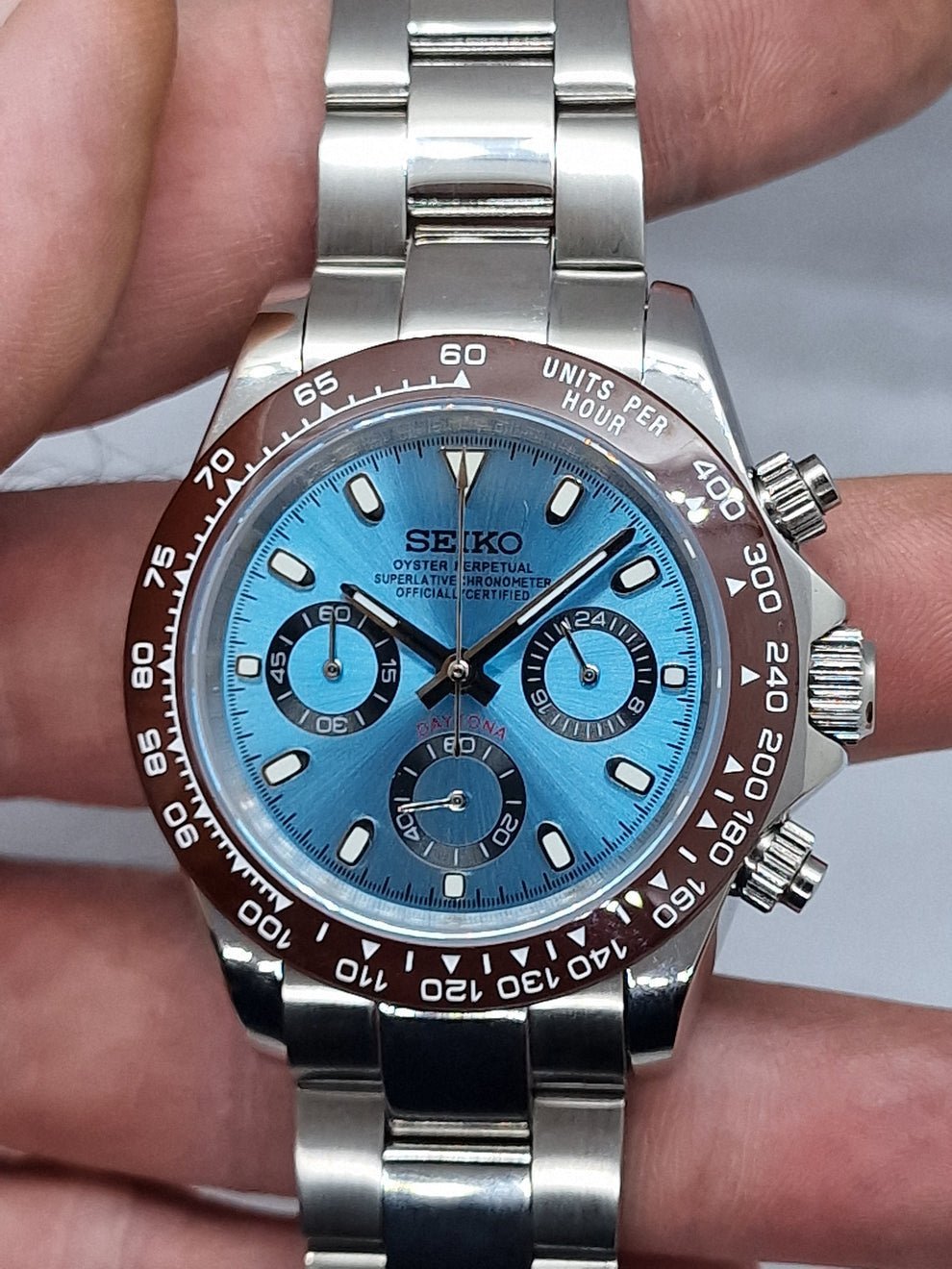 Tona Mod – Steel · Ice-Blue Brown-Bezel Dial – 40mm – Chronograph — with Seiko logo