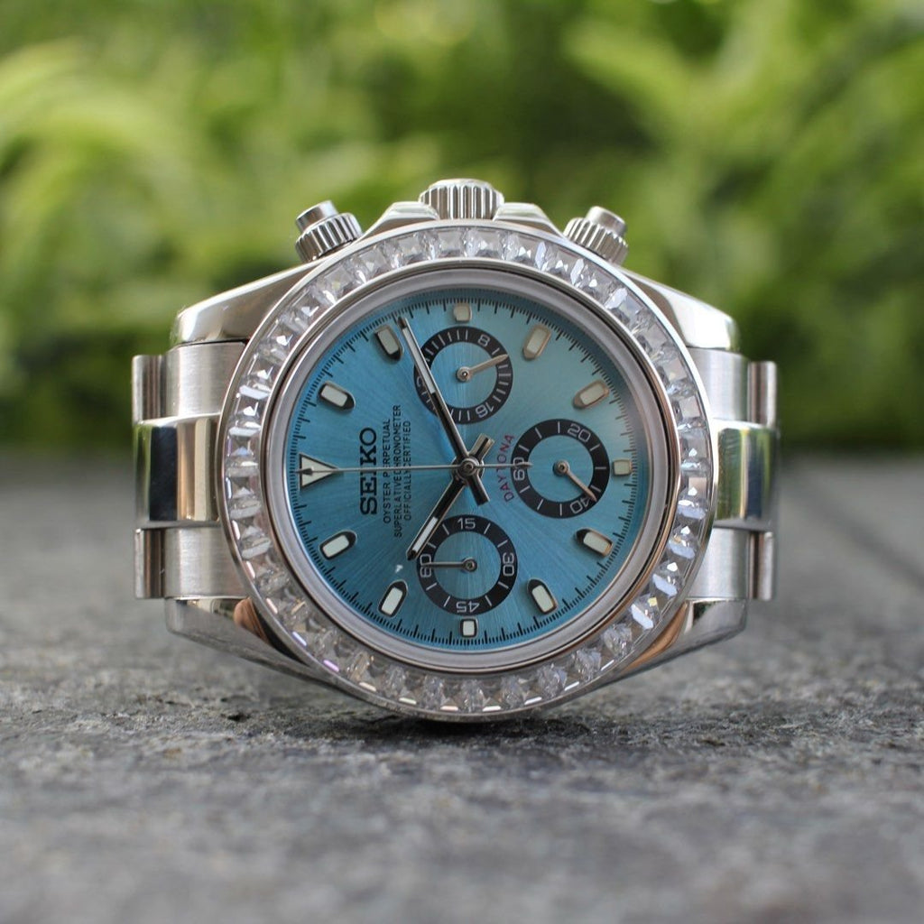 Tona Mod – Steel · Ice-Blue Dial · Diamond Bezel – 40mm – Chronograph — with Seiko logo