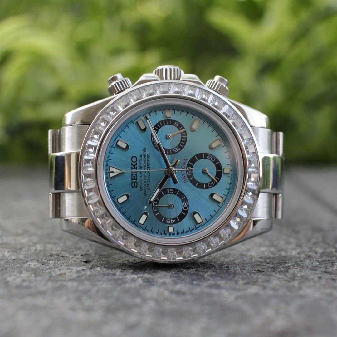 Tona Mod – Steel · Ice-Blue Dial · Diamond Bezel – 40mm – Chronograph — with Seiko logo