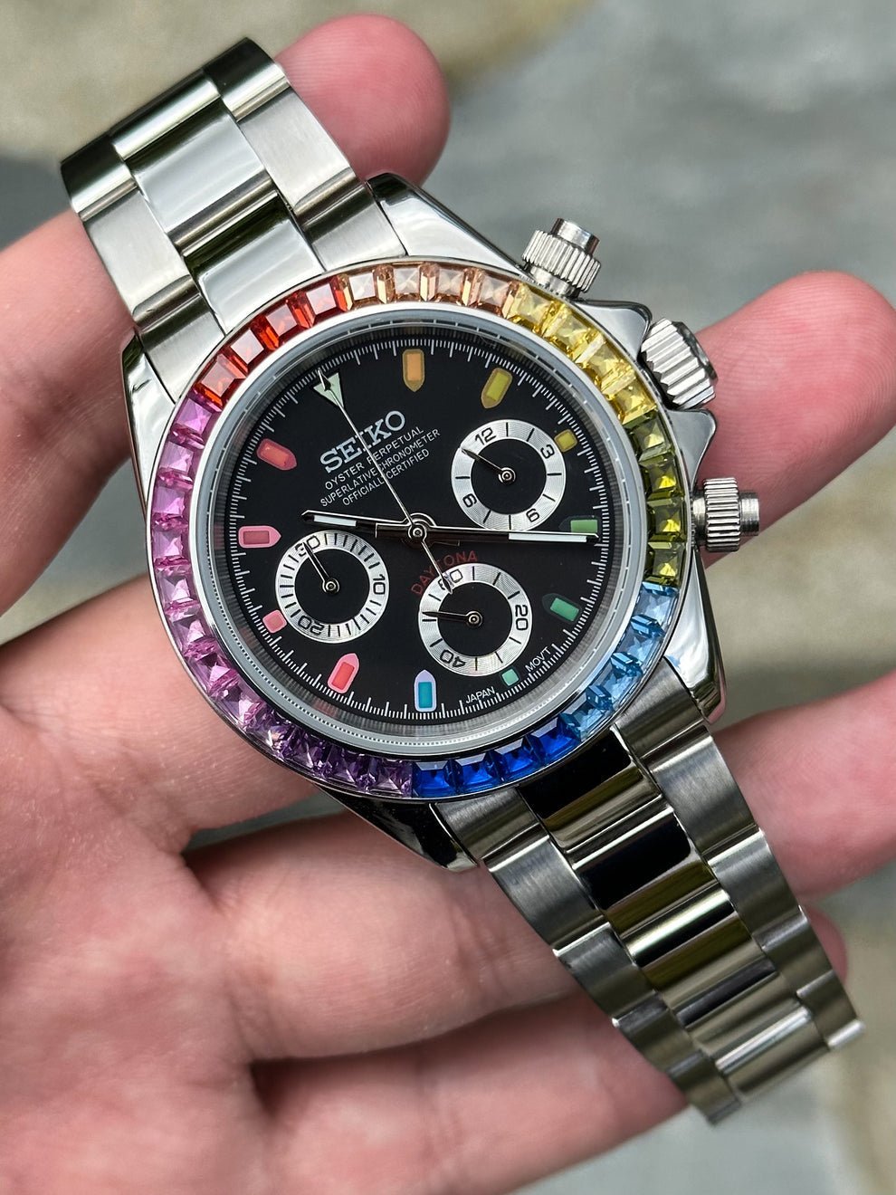 Tona Mod – Steel · Rainbow Bezel · Black Dial – 40mm – Chronograph — with Seiko logo