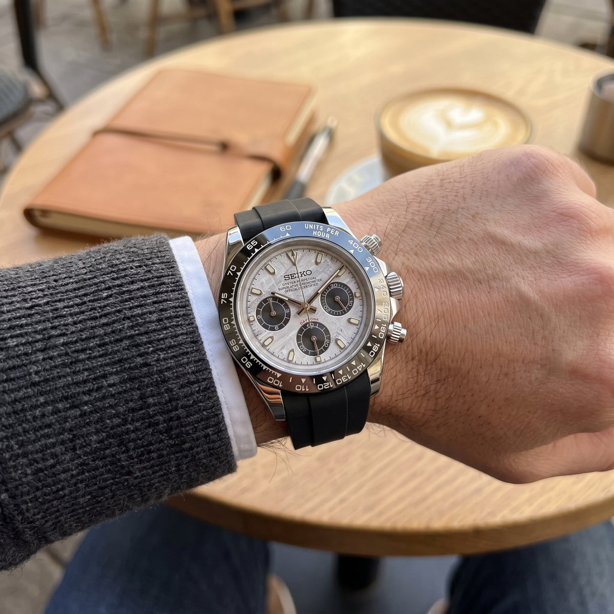 Tona Mod – Steel · White MOP Dial · Rubber – 40mm – Chronograph – on-wrist view