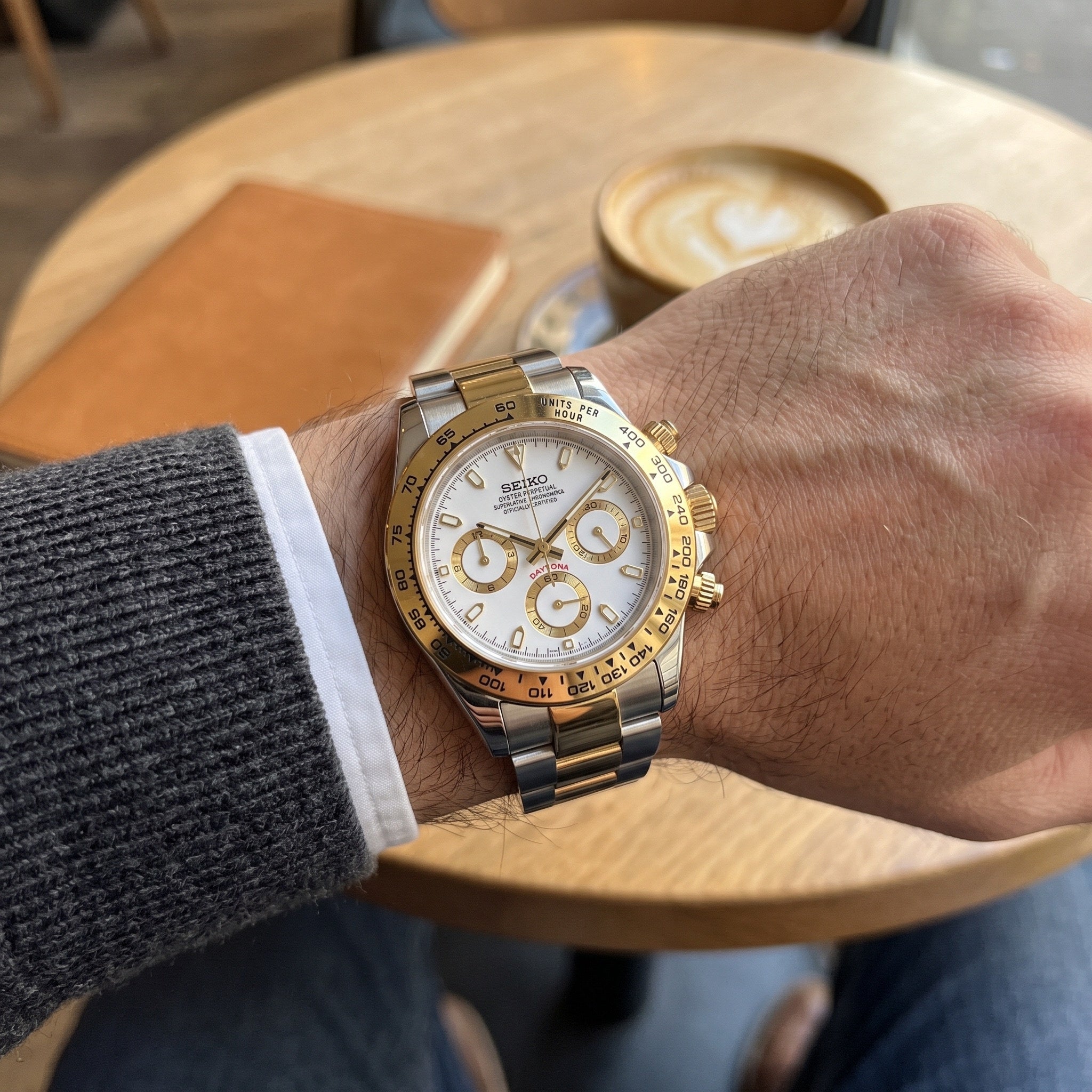 Tona Mod – Two-Tone Gold · White Dial – 40mm – Chronograph – on-wrist view